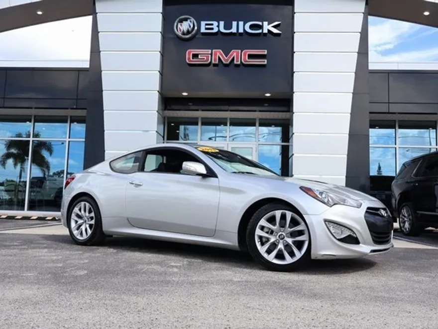 2013 Hyundai Genesis 3.8 photo 1