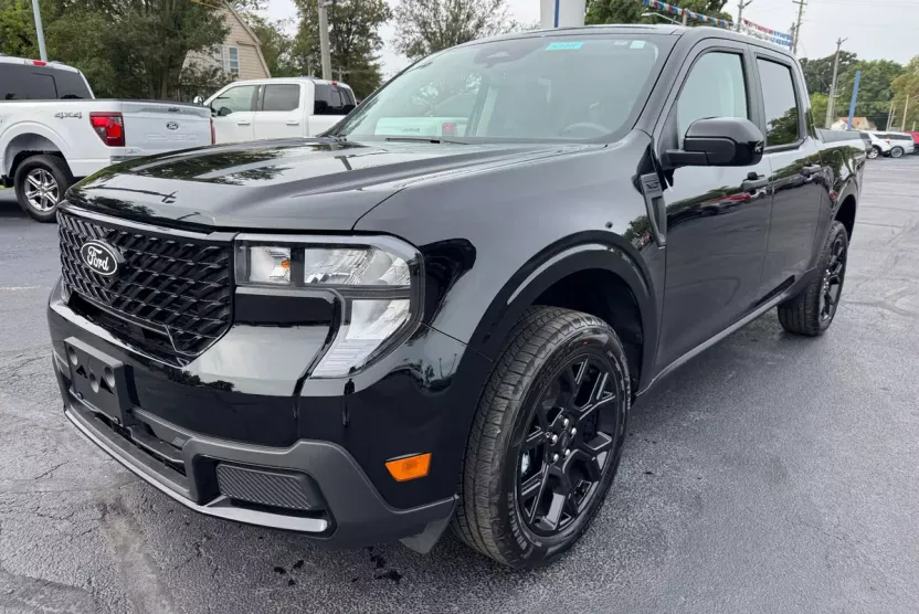 2025 Ford Maverick XLT photo 1
