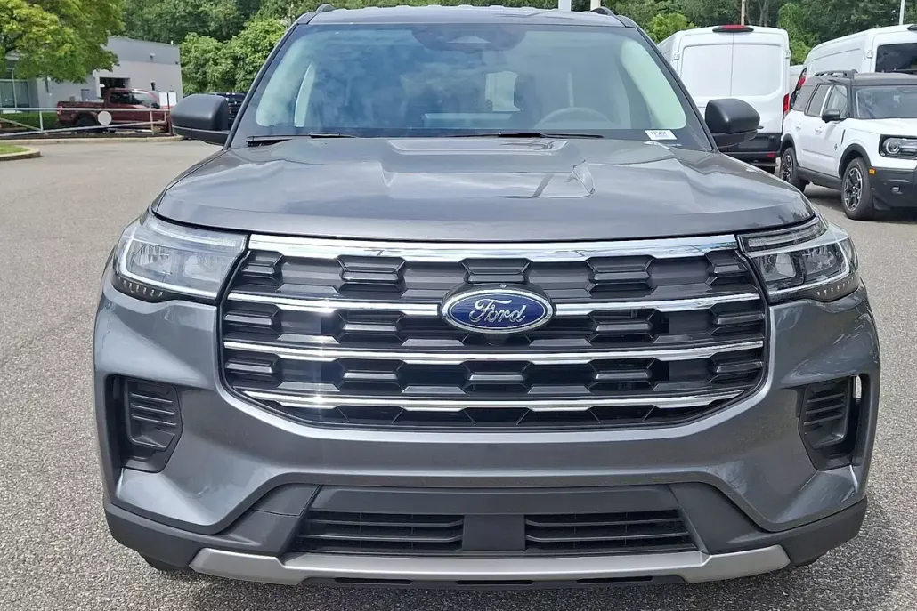 2025 Ford Explorer photo 1