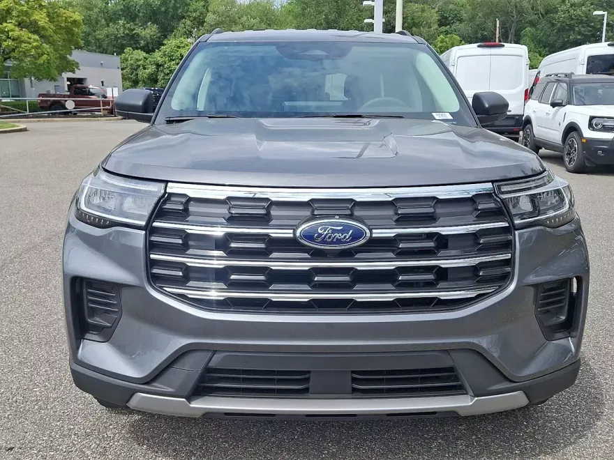 2025 Ford Explorer photo 1