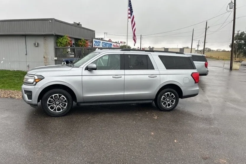 2023 Ford Expedition MAX XLT photo 1