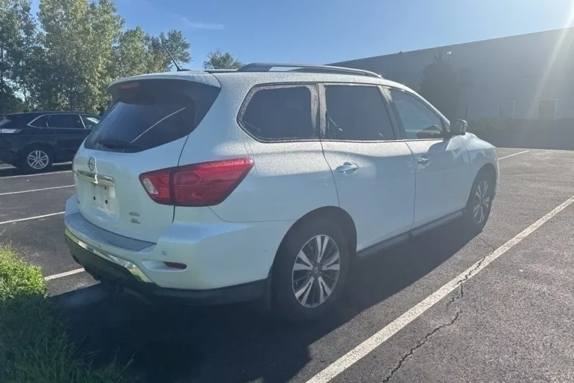 2018 Nissan Pathfinder SL photo 1