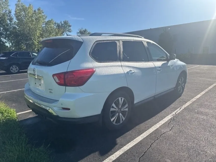 2018 Nissan Pathfinder SL photo 1