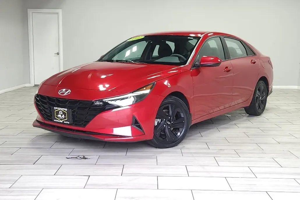 2022 Hyundai Elantra SEL photo 1