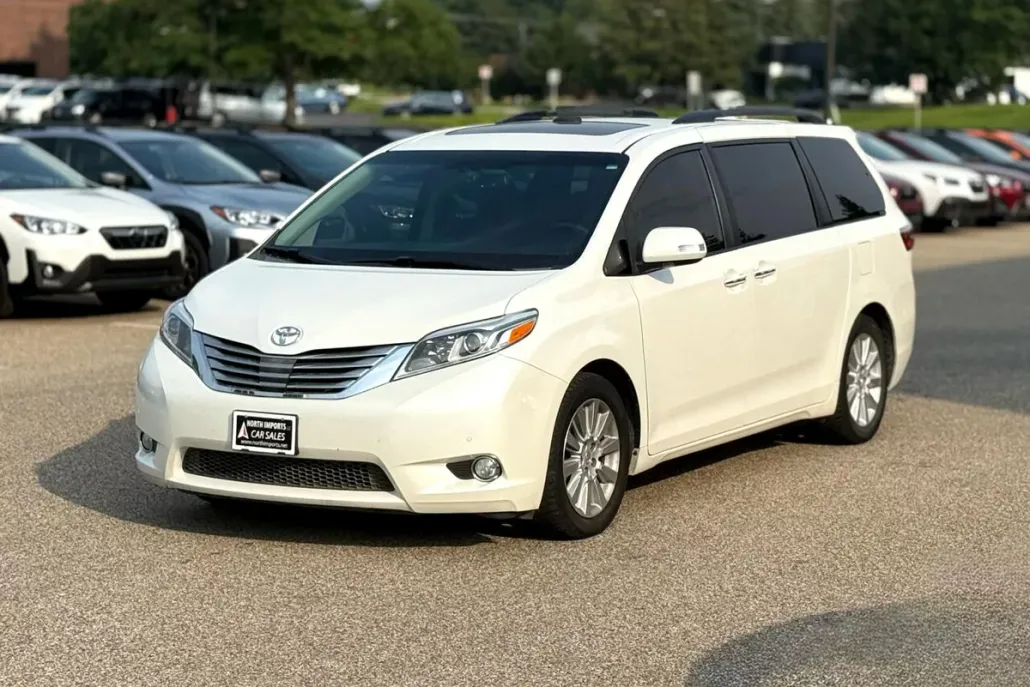 2015 Toyota Sienna XLE Premium photo 1