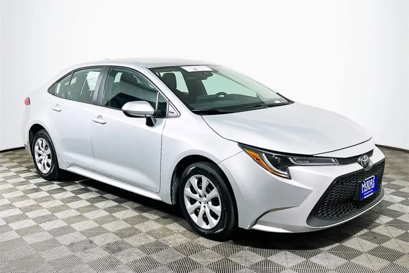 2022 Toyota Corolla LE photo 1