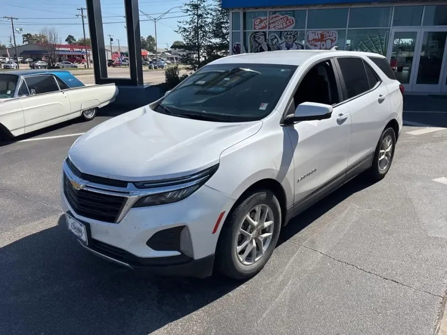 2022 Chevrolet Equinox LT photo 1