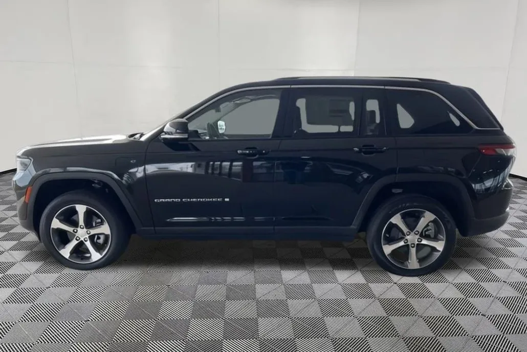 2023 Jeep Cherokee Base photo 1