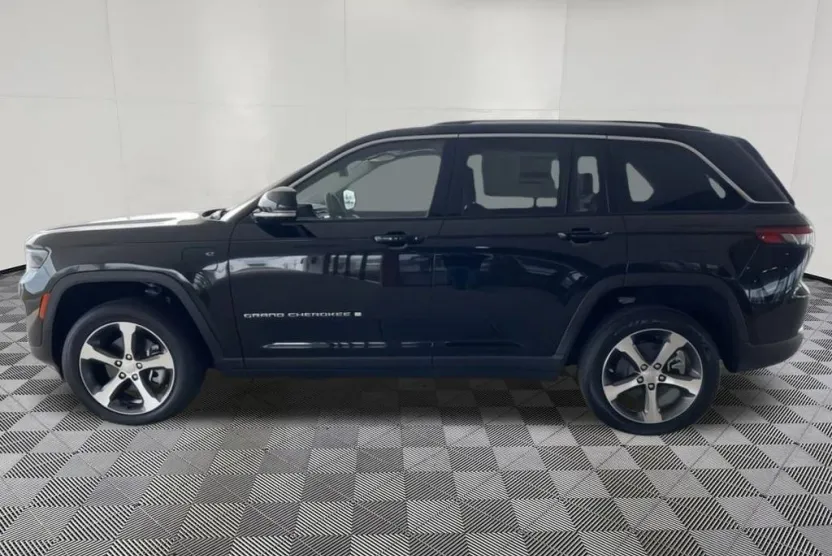 2023 Jeep Cherokee Base photo 1