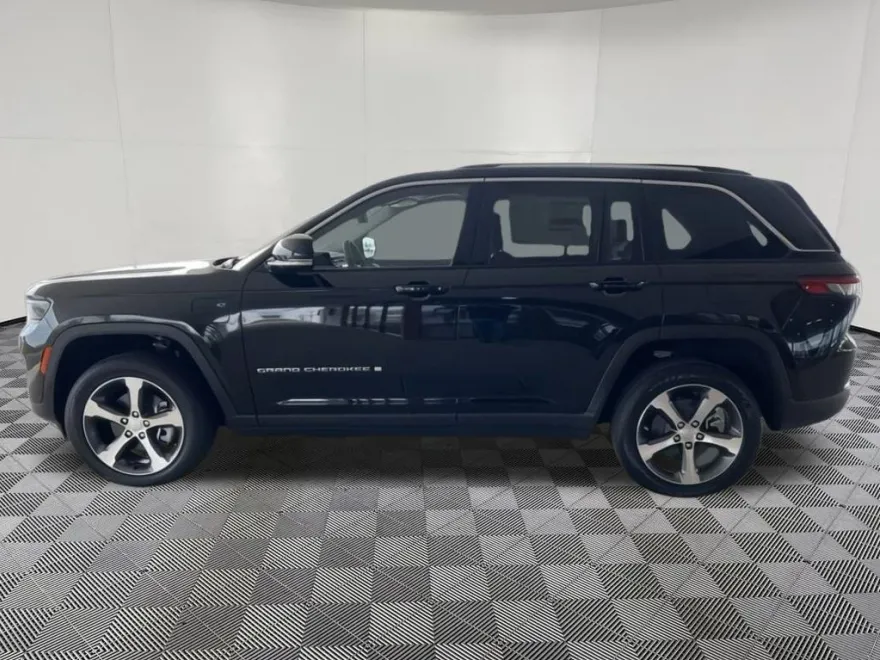 2023 Jeep Cherokee Base photo 1