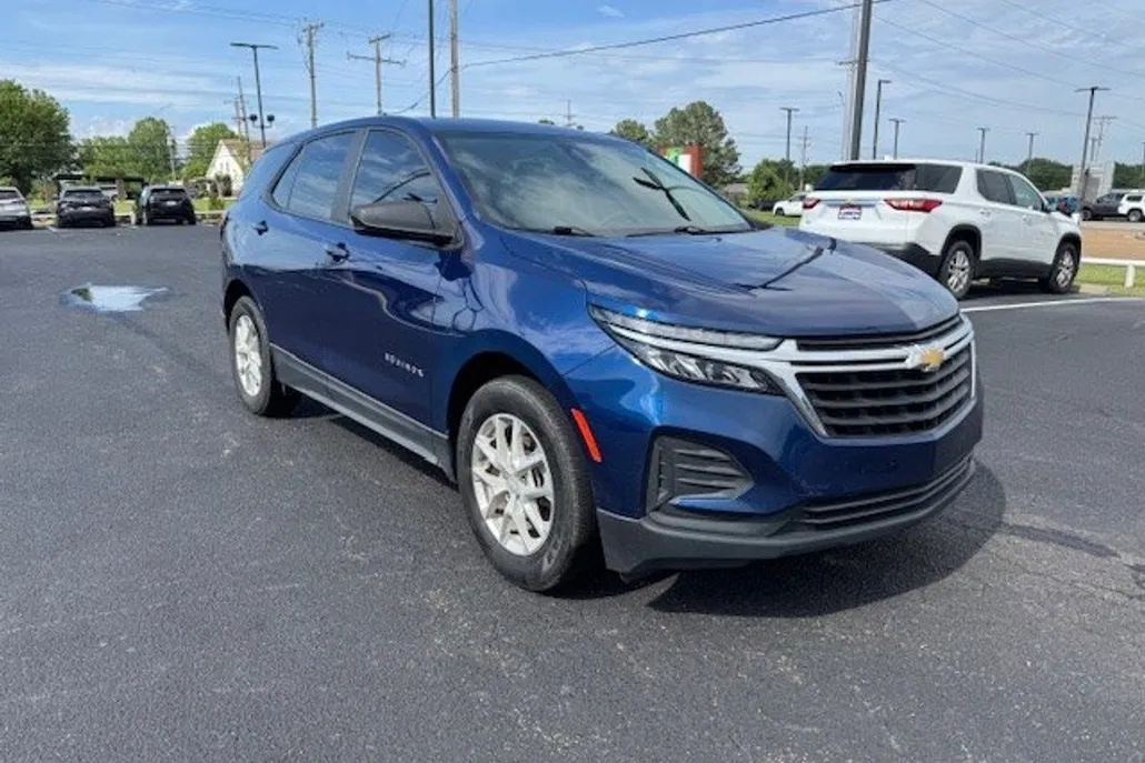 2022 Chevrolet Equinox LS photo 1