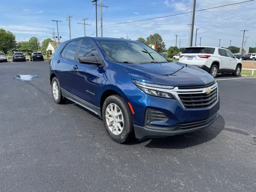 2022 Chevrolet Equinox LS photo 1