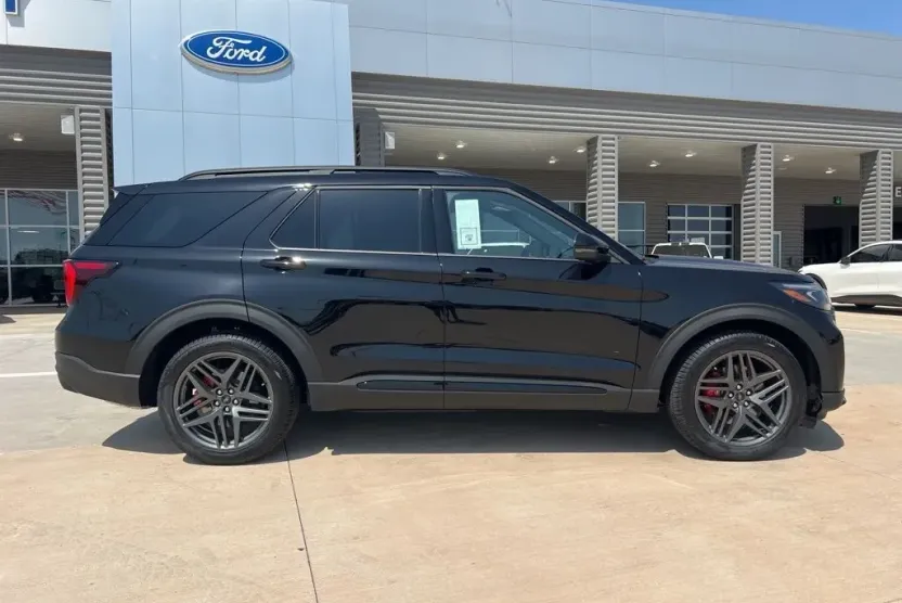 2025 Ford Explorer ST photo 1