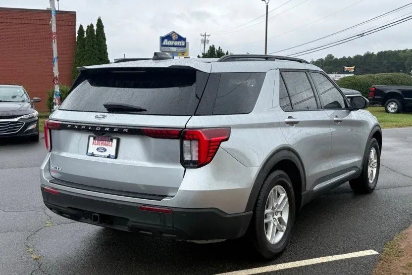 2025 Ford Explorer photo 1