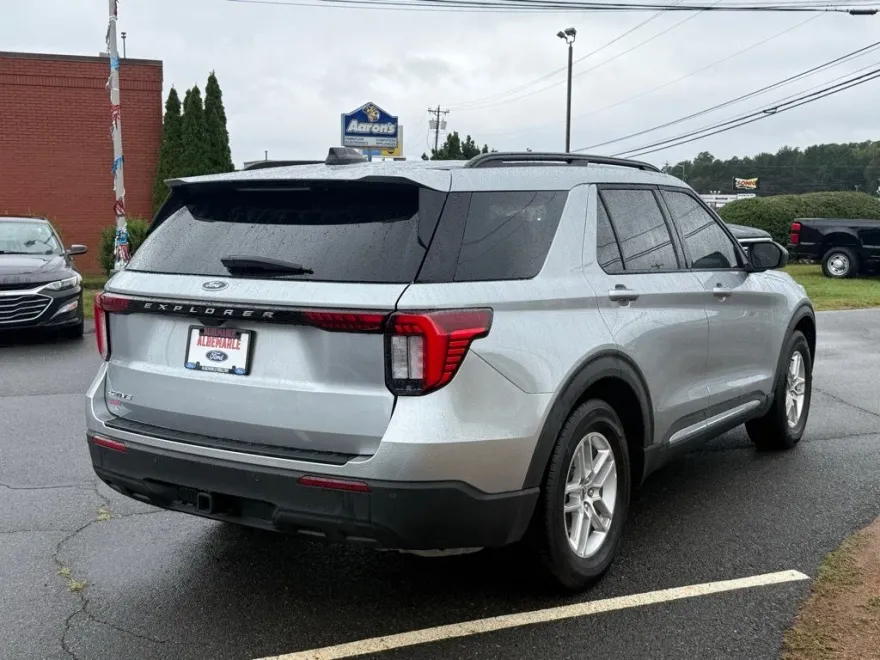2025 Ford Explorer photo 1