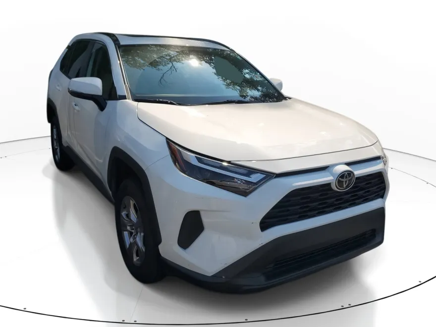 2022 Toyota RAV4 XLE photo 1