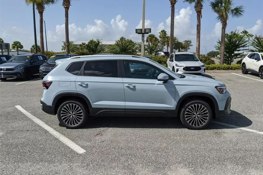 2025 Volkswagen Taos SE photo 1