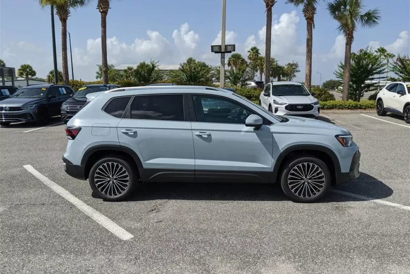 2025 Volkswagen Taos SE photo 1