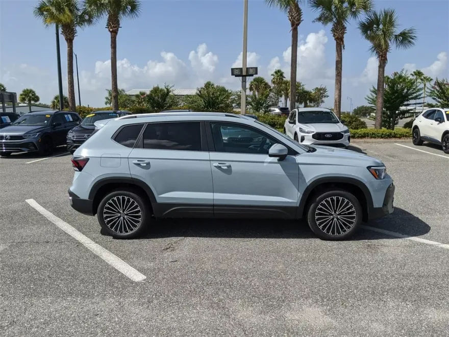 2025 Volkswagen Taos SE photo 1