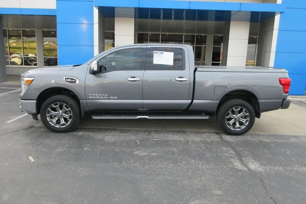 2017 Nissan Titan SL photo 1