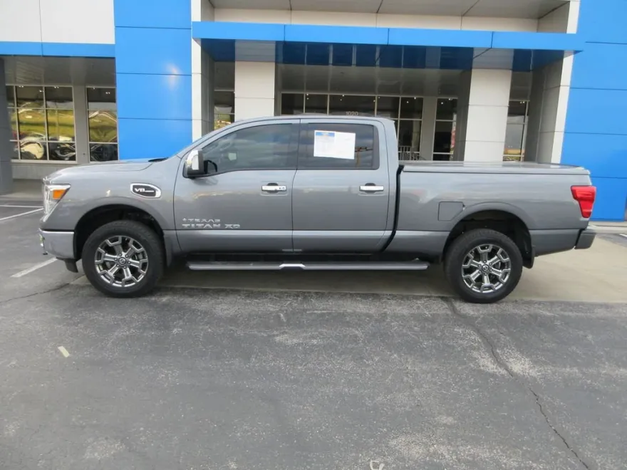 2017 Nissan Titan SL photo 1