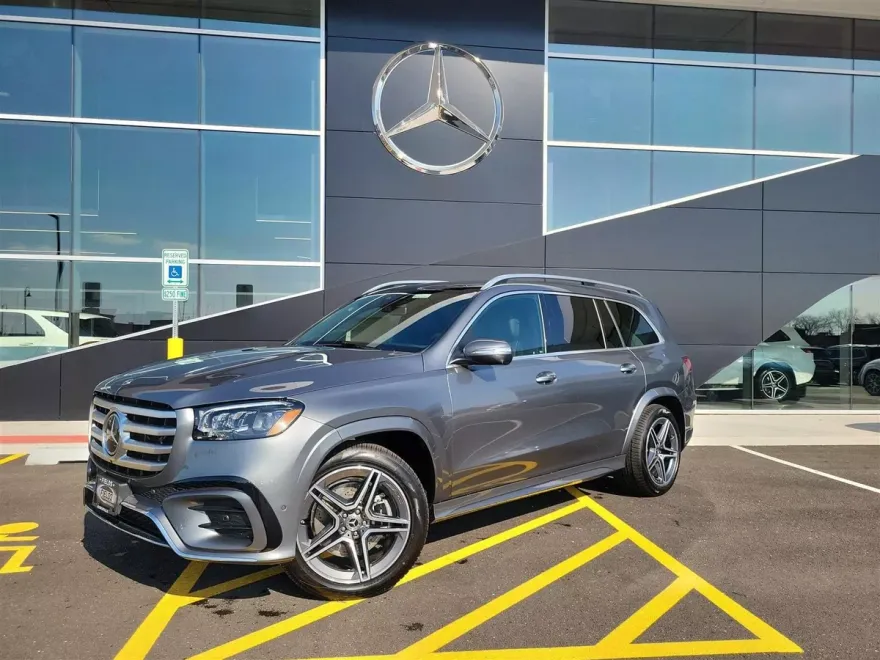2025 Mercedes Benz GLS 450 4MATIC photo 1