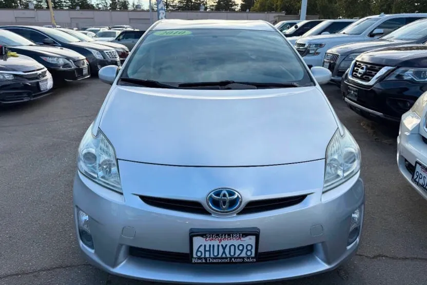 2010 Toyota Prius Three photo 1