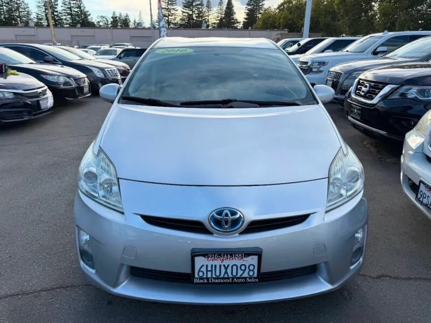2010 Toyota Prius Three photo 1