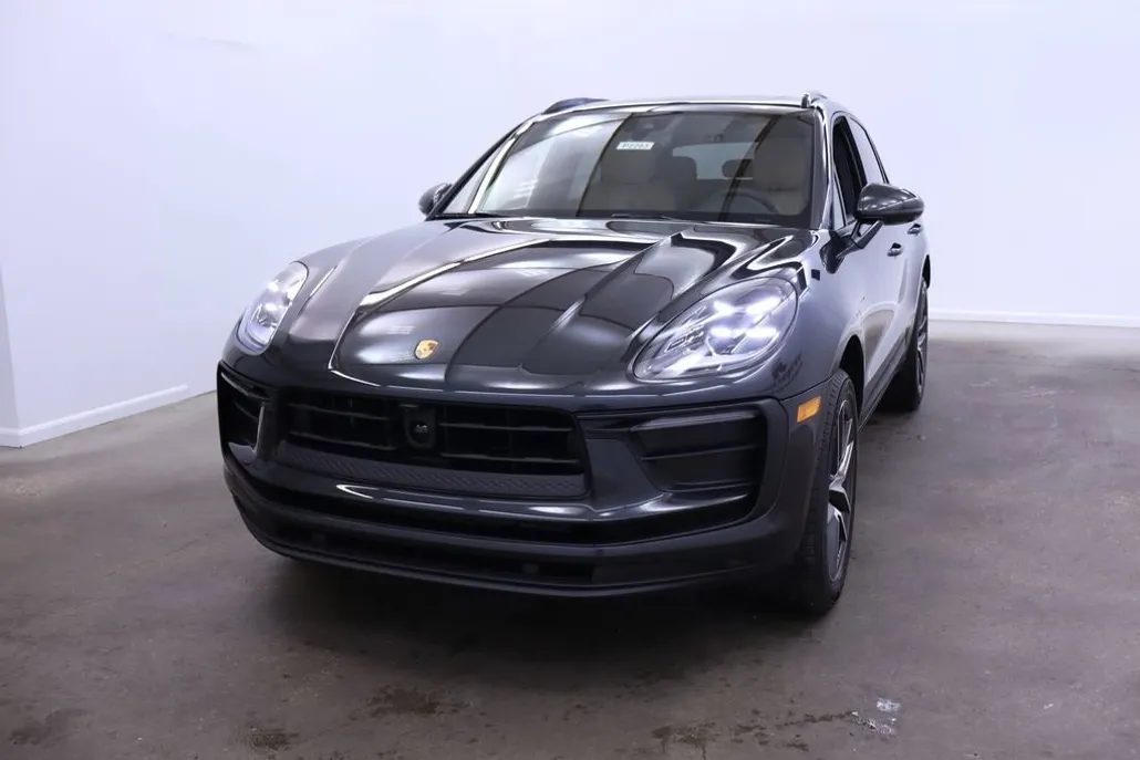 2025 Porsche Macan T photo 1
