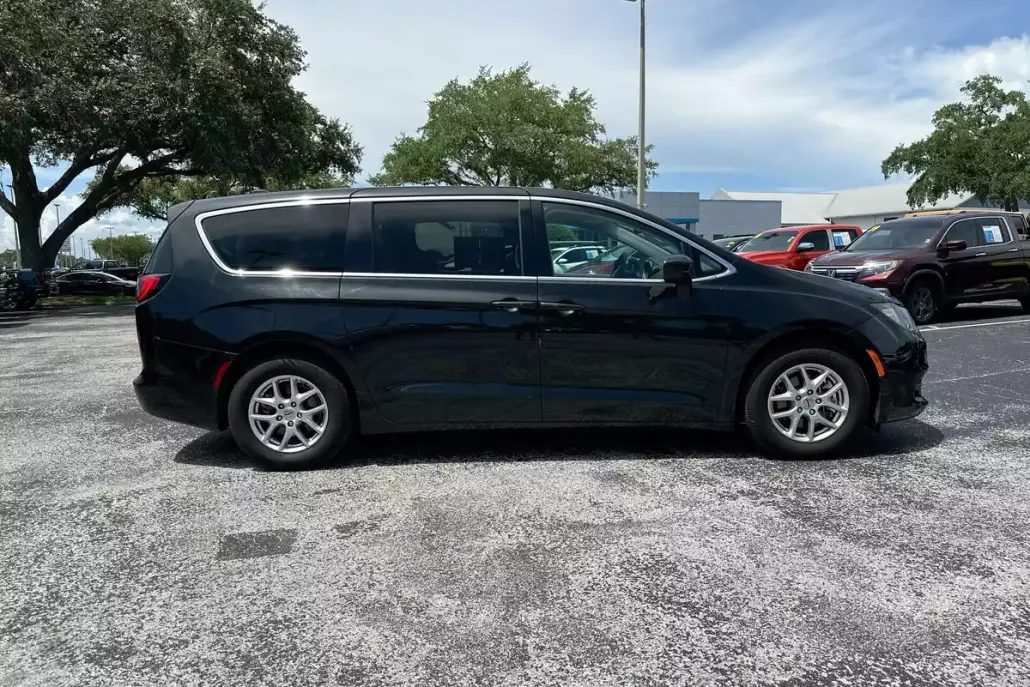 2022 Chrysler Voyager LX photo 1