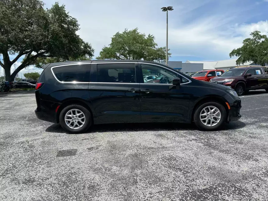 2022 Chrysler Voyager LX photo 1