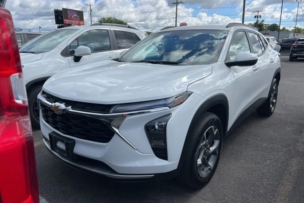 2024 Chevrolet Trax LT photo 1