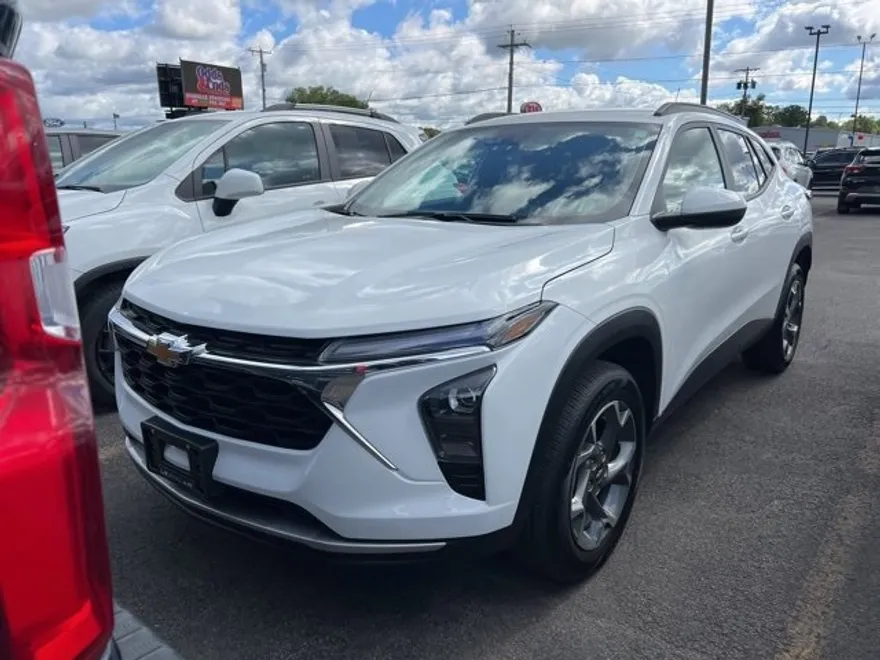 2024 Chevrolet Trax LT photo 1