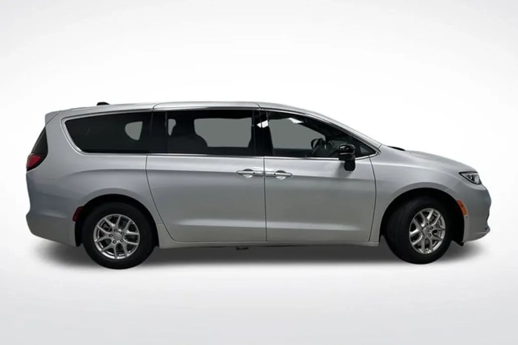 2026 Chrysler Pacifica photo 1