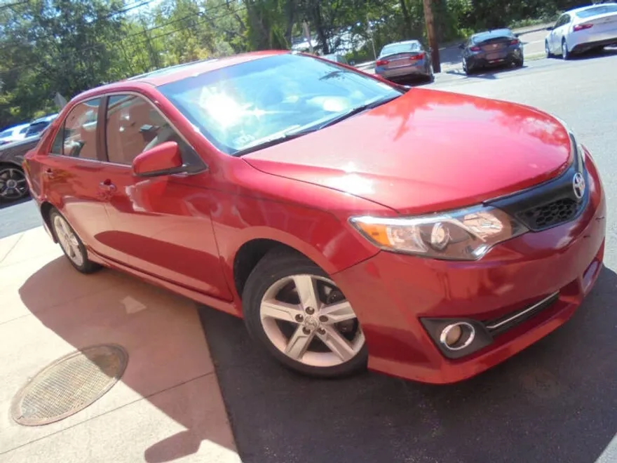 2012 Toyota Camry SE photo 1