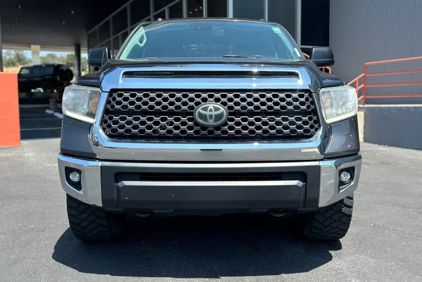 2018 Toyota Tundra SR5 photo 1