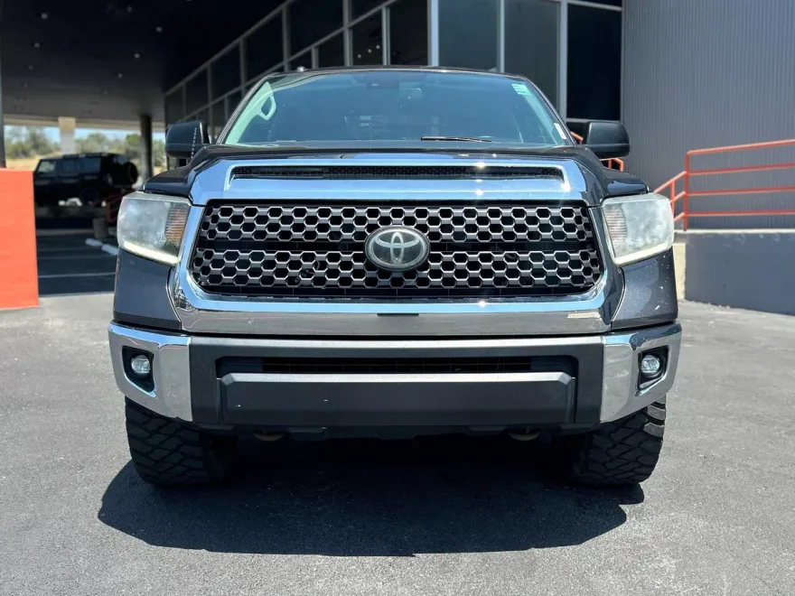 2018 Toyota Tundra SR5 photo 1