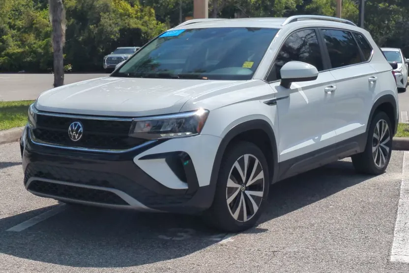 2023 Volkswagen Taos SE photo 1