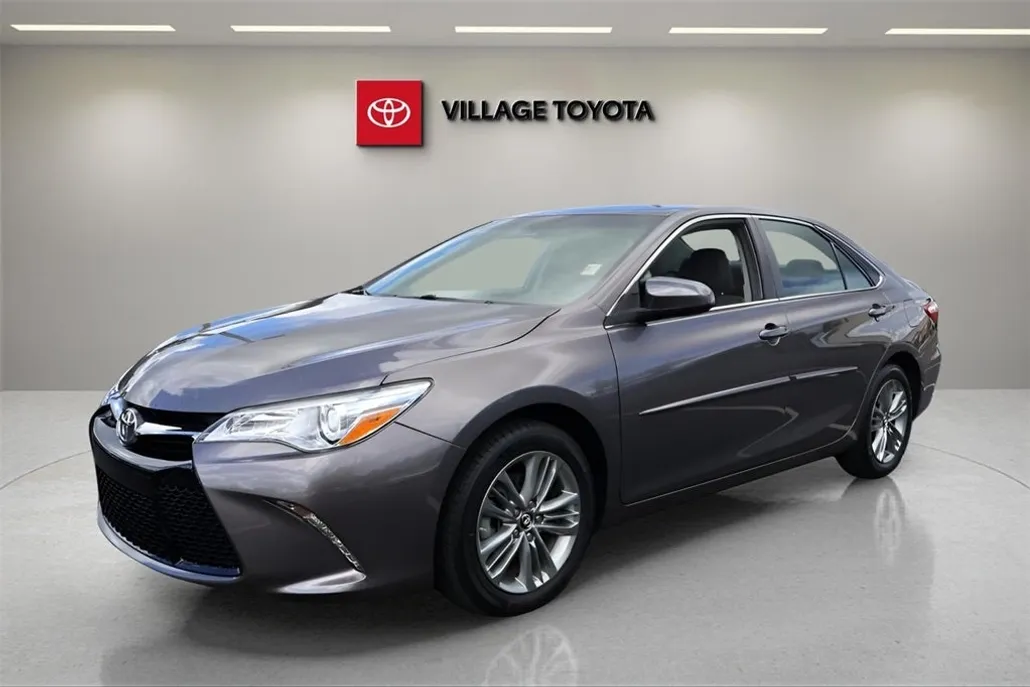 2017 Toyota Camry XLE photo 1