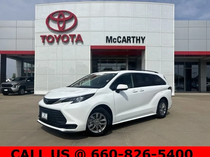 2025 Toyota Sienna LE photo 1