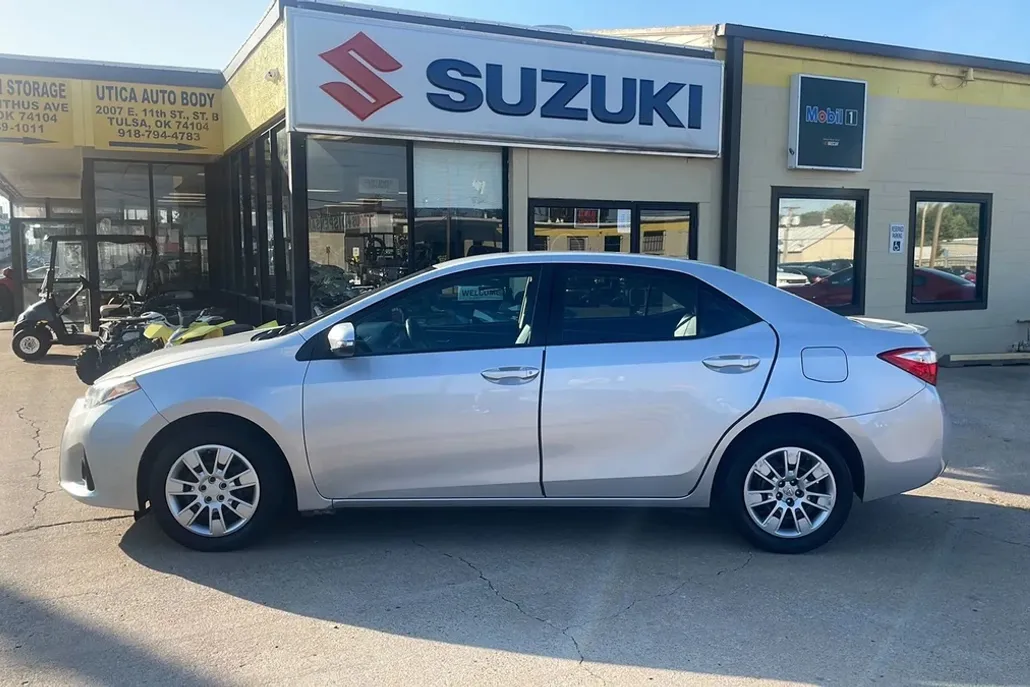 2014 Toyota Corolla LE photo 1