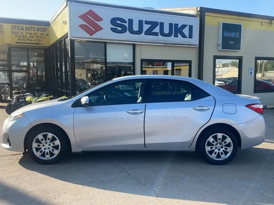 2014 Toyota Corolla LE photo 1