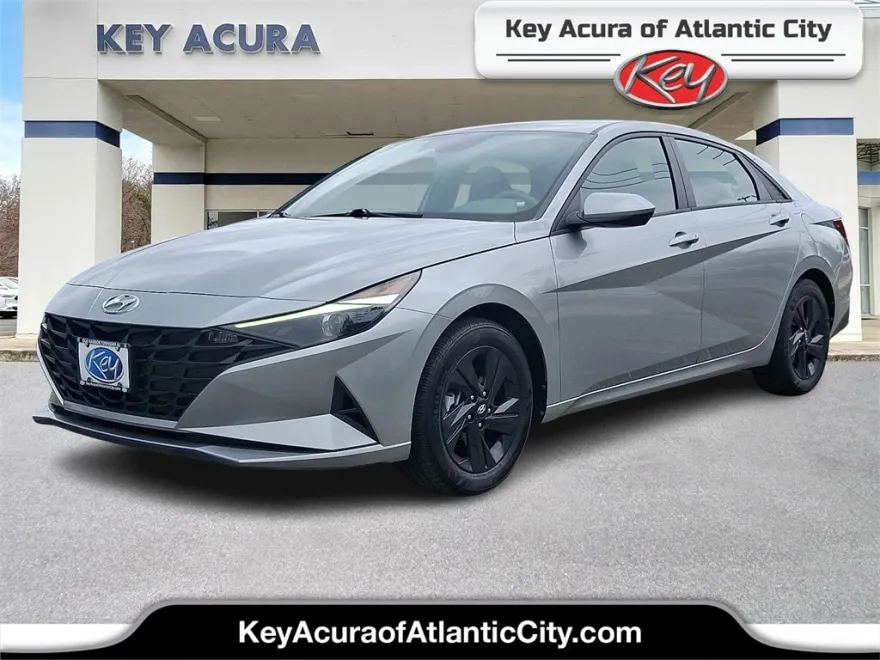 2022 Hyundai Elantra SEL photo 1