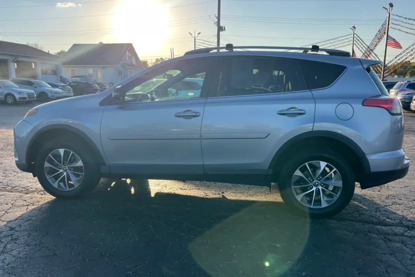 2018 Toyota RAV4 XLE photo 1