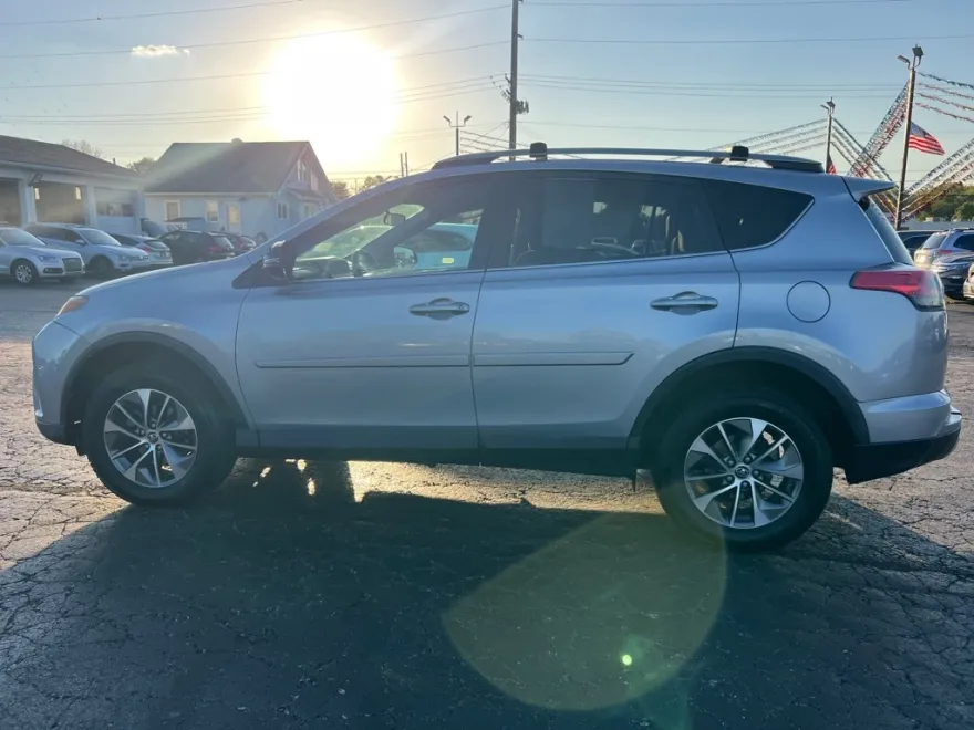 2018 Toyota RAV4 XLE photo 1