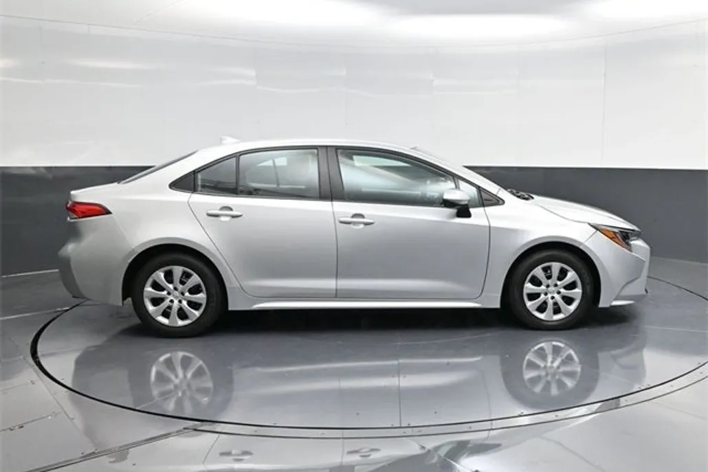 2022 Toyota Corolla LE photo 1