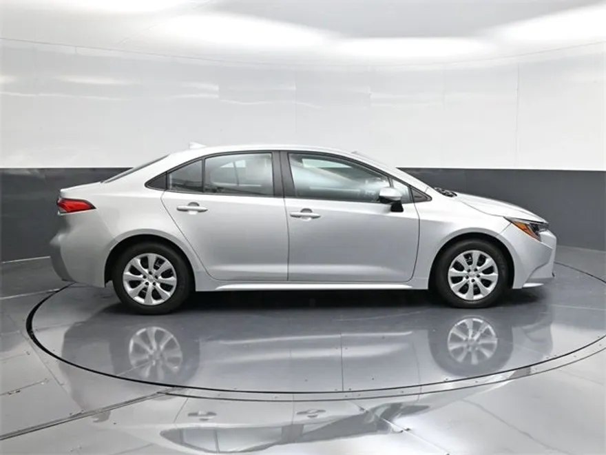 2022 Toyota Corolla LE photo 1