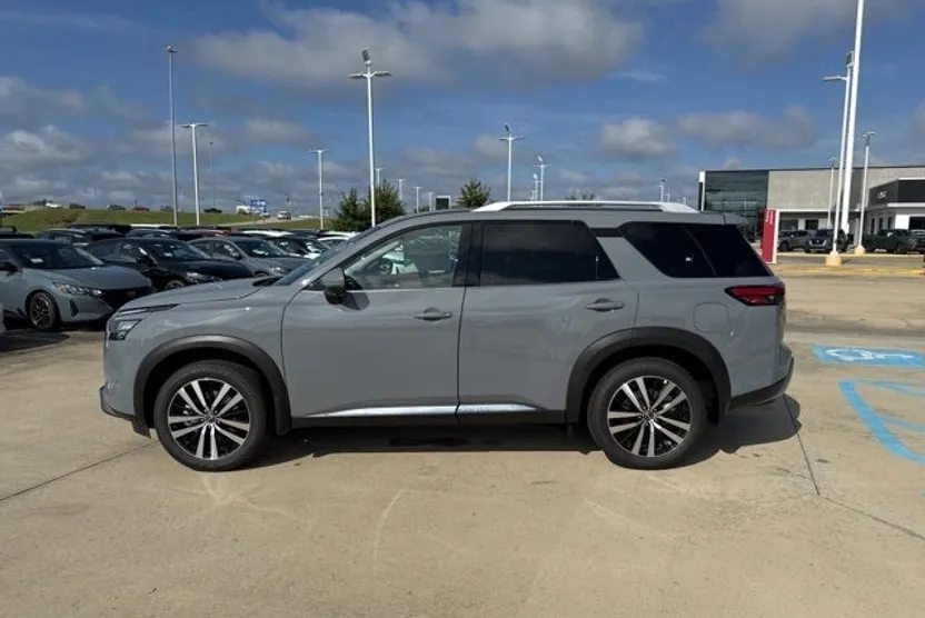 2025 Nissan Pathfinder Platinum photo 1