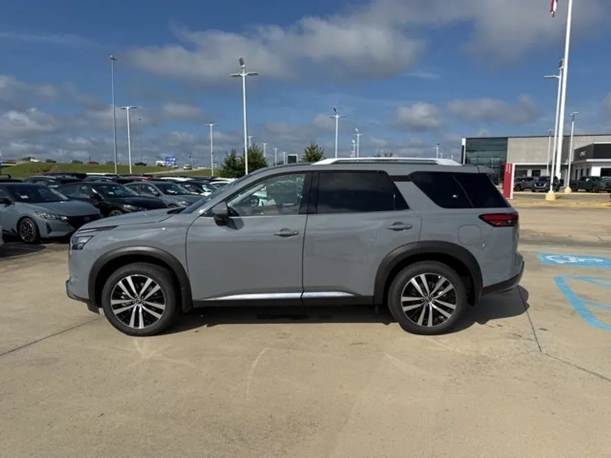 2025 Nissan Pathfinder Platinum photo 1