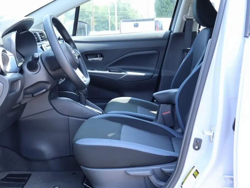 2025 Nissan Versa 1.6 SV photo 1